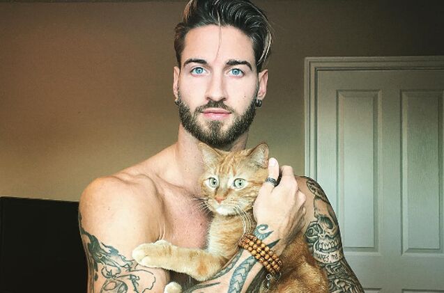 meow hot model loves his adorable cat